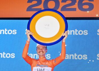 Jay Vine menjulang perisai juara selepas memenangi perlumbaan Jelajah Down Under di Adelaide, Australia, kelmarin. - AFP