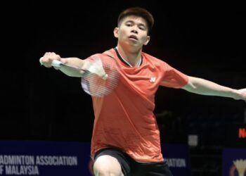 Pemain perseorangan lelaki, Leong Jun Hao berlatih di gelanggang Axiata Arena Bukit Jalil, semalam sebagai persiapan Kejohanan Badminton Terbuka Malaysia 2026 yang membuka tirai hari ini. - UTUSAN/ISKANDAR ISHAK
