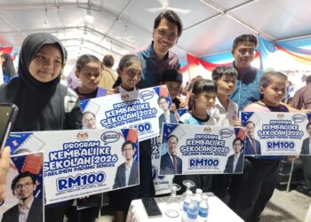 MUHAMMAD Kamil Abdul Munim (tengah) bersama pelajar yang menerima bantuan persekolahan RM100 dalam program Sumbangan Kasih Madani: Kembali Ke Sekolah 2026 di Padang Rengas.