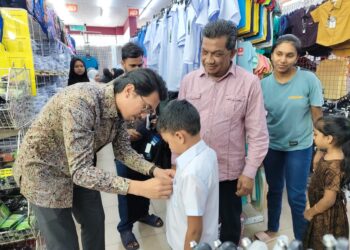 MUHAMMAD Kamil Abdul Munim menyantuni penerima Program Kembali Ke Sekolah Tahun 2026 di Pasaraya Borong Sakan di Pusat Perdagangan Klebang di Chemor di Ipoh hari ini.
