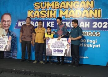 MUHAMMAD Kamil Abdul Munim menyampaikan bantuan persekolahan pada program Sumbangan Kasih Madani: Kembali Ke Sekolah 2026 bagi Parlimen Padang Rengas hari ini.