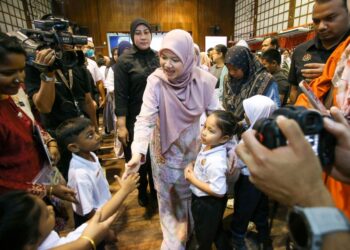 FADHLINA Sidek bersama beramah mesra bersama ibu bapa dan guru ketika hadir ke Program PAKAT Prasekolah di Jabatan Pendidikan Negeri (JPN) Kedah di Alor Kedah, semalam.-UTUSAN/SHAHIR NOORDIN