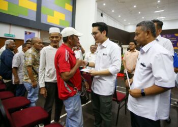 Menteri Belia Dan Sukan, Dr. Mohammed Taufiq Johari menyerahkan sumbangan kepada penerima ketika hadir ke Majlis Penyerahan Bantuan Wang Ihsan Daerah Kota Setar di Kompleks Belia Dan Sukan Negeri Kedah hari ini. - UTUSAN/ SHAHIR NOORDIN