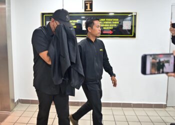 AZIZOL Affendi Rusli (kiri) semasa dibawa  ke Mahkamah Sesyen Kuala Terengganu. - UTUSAN/PUQTRA HAIRRY