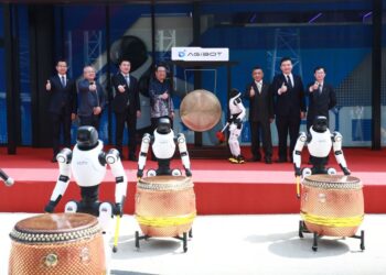 CHANG Lih Kang (empat kiri) merasmikan AGIBOT Ai World Experience Centre di i-City Shah Alam, Selangor, semalam. - UTUSAN/AFIQ RAZALI