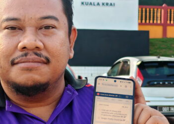 MOHD. Effi Rasli menunjukkan bacaan suhu 20 darjah Celsius di Kuala Krai, Kelantan yang menyamai Cameron Highlands, Pahang.