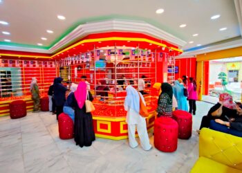 ORANG ramai membeli emas di sebalik ketidaktentuan harga ketika tinjauan di Kota Bharu, Kelantan. – UTUSAN/YATIMIN ABDULLAH