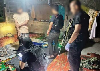 PIHAK berkuasa Thailand menahan suspek dipercayai terlibat dalam pengeboman sebuah daripada 11 stesen minyak di Thailand. – IHSAN POLIS