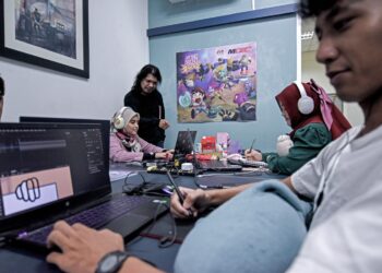 AKTIVITI industri kreatif terutamanya penghasilan kandungan audio-visual seperti filem dan drama di Malaysia sangat mengharapkan dana kerajaan (FINAS) untuk berfungsi.