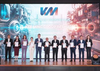 LIEW Kar Hoe (lima dari kiri) bersama  Menteri Sains Teknologi dan Inovasi (MOSTI), Chang Lih Kang (lima dari kanan) dan Menteri Besar Perak, Datuk Seri Saarani Mohamad (tengah) semasa Majlis Pelancaran Prospektus IPO Kee Ming Group Berhad di AC Hotel, Ipoh.