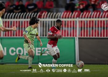 EMMANUAL Mbraga (kanan) muncul wira apabila jaringannya menjulang Kelantan Red Warrior meraihkan kejayaan menewaskan Selangor II FC pada aksi Liga A1 Semi Pro di Stadium Sultan Muhammad IV, Kota Bharu, Kelantan sebentar tadi-IHSAN KRW FC