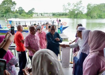 MOHAMED Khaled Nordin pada Majlis Ramah Mesra bersama komuniti Kampung Makam di Kota Tinggi semalam.