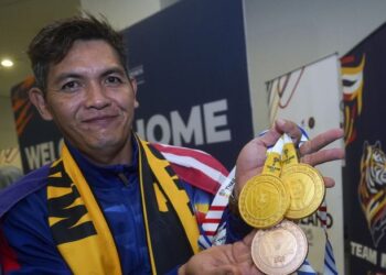 Krisana Sri Ujun menunjukkan dua pingat emas dan gangsa dimenanginya pada Sukan Para ASEAN 2025 Thailand di KLIA, Sepang, kelmarin. - UTUSAN/FAISOL MUSTAFA