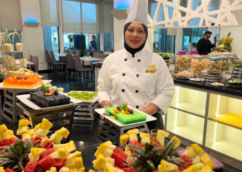 KETUA Chef Klana Beach Resort Port Dickson, Chef Sarimah Ghazali menunjukkan menu yang disediakan di hotel itu, baru-baru ini.
