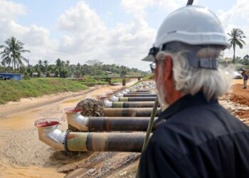 OPERASI menguji Pam Kemubu 4 Lembaga Kemajuan Pertanian Kemubu (KADA) di Stesen Pam Kemubu, Ketereh, Kota Bharu, Kelantan, semalam. – UTUSAN/KAMARUL BISMI KAMARUZAMAN