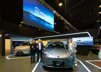 VINCENT Tan (kiri) bersama bersama Naib Presiden Perbadanan Antarabangsa Proton, Will Wan Wei(tengah) dan Ketua Pegawai Eksekutif Kumpulan Vincar, Ernest Tan pada majlis pelancaran  Proton e.MAS 7 100kW di Singapore Motorshow.