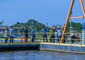 FADILLAH Yusof meninjau lokasi selepas merasmikan projek pembinaan Loji Rawatan Kumbahan Serantau Dan Rangkaian Paip Pembetungan (RSTP) Kota Setar di Alor Setar, Kedah, semalam.