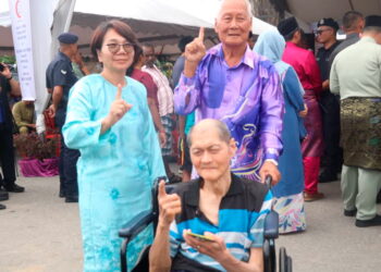 LIEW Sei Kim (berkerusi roda) bersama abang dan adiknya ketika ditemui pada Majlis Penyerahan Rumah ERC dan Ru’RASA bagi Daerah Bentong  di Kampung Sungai Perdak, Bentong, Pahang. – UTUSAN/SALEHUDIN MAT RASAD