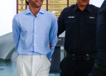 DA’I Syed yang dikekal hukuman penjara 10 tahun dan tiga sebatan atas pertuduhan merogol wanita dibawa oleh anggota polis di Mahkamah Tinggi Shah Alam, semalam. -UTUSAN/AFIQ RAZALI