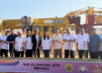 WONG Kah Woh (empat dari kanan) merasmikan Majlis Pecah Tanah Sekolah Jenis Kebangsaan Cina (SJKC) Central Site di Taman Ekoflora, Johor Bahru semalam.