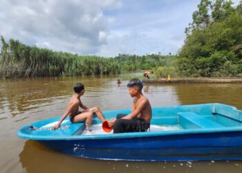 KEHIDUPAN anak Orang Asli di Tasik Chini, Pekan, Pahang masih erat dengan alam semula jadi yang menjadi nadi utama untuk rekreasi, sumber makanan dan warisan budaya masyarakat tersebut. – UTUSAN/SHAIKH AHMAD RAZIF