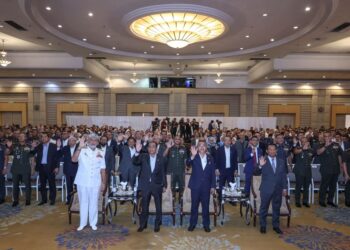 MOHAMED Khaled Nordin (depan dua dari kiri) bersama warga Angkatan Tentera Malaysia (ATM) pada Majlis Perutusan Tahun Baharu 2026 Kementerian Pertahanan di Wisma Perwira, Kuala Lumpur, semalam.-UTUSAN/AMIR KHALID