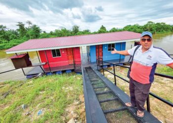 HAIRUDDIN Hamzah menunjukkan inap desa terapung di Sungai Perak di Kampung Bawah Bungor di Pasir Salak, Perak.  – UTUSAN/AIN SAFRE BIDIN