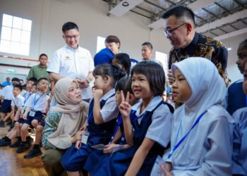 FADHLINA Sidek (kiri) beramah mesra dengan murid Sekolah Jenis Kebangsaan Cina (SJKC) Ladang Regent di Elmina, Shah Alam, semalam. – UTUSAN/SADDAM YUSOFF
