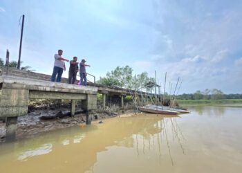 NELAYAN menunjukkan keadaan air sungai yang cetek berikutan cuaca panas di jeti Kampung Sungai Kerawai di Teluk Intan, Perak – UTUSAN/AIN SAFRE BIDIN