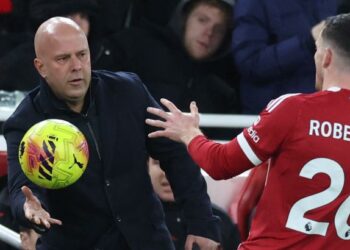 GELAGAT Arne Slot dalam aksi Liverpool menentang Leeds United di Anfield baru-baru ini yang menyaksikan The Reds gagal mencari kemenangan. - AFP