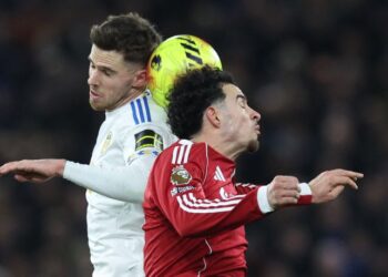 Pemain tengah Leeds United, Anton Stach (kiri) bersaing mendapatkan bola dengan tonggak tengah Liverpool, Curtis Jones dalam aksi Liga Perdana Inggeris di Anfield, semalam. - AFP