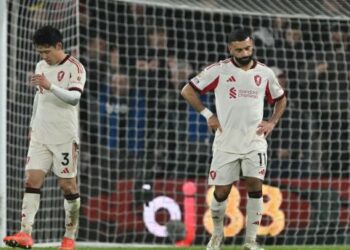 Pemain-pemain Liverpool kelihatan sugul selepas tewas kepada Bournemouth dalam aksi Liga Perdana Inggeris di Stadium Vitality, Bournemouth, semalam. - AFP
