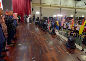 AMINUDDIN Harun (tiga dari kiri) menyertai bacaan ikrar kejohanan pada Majlis Perasmian Kejohanan Bola Keranjang Kebangsaan Persatuan Bola Keranjang Malaysia (MABA) Piala Agong ke-65 Tahun 2025 di Seremban, malam tadi.-UTUSAN/NAZARUDIN SHAHARI.