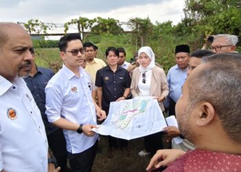 DR. MOHAMMED Taufiq Johari (dua dari kiri) melihat pelan pembangunan Perak Youth Center di Tambun, Ipoh hari ini.