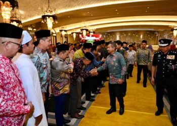 SULTAN Mizan Zainal Abidin (tengah) berkenan menghadiri Majlis Pengurniaan Hadiah Institut Pendidikan Islam Terengganu Yayasan Diraja Sultan Mizan di Balai Santapan Diraja, Istana Syarqiyyah, Chendering, Terengganu. -UTUSAN/PUQTRA HAIRRY