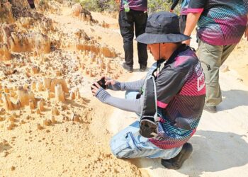 NURMAN Mohd. Baroldin ketika mengetuai kerja-kerja eksplorasi menjejaki lokasi dipercayai menjadi tempat pemandian Sultan Melaka di Kem Terendak, Melaka.