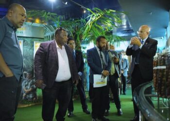 AHMAD Parveez Ghulam Kadir (kanan) memberi penerangan berkaitan pembangunan dan penyelidikan MPOB kepada delegasi lawatan kerja Menteri Perdagangan Antarabangsa dan Pelaburan Papua New Guinea ke ibu pejabat MPOB di Bandar Baru Bangi, baru-baru ini.