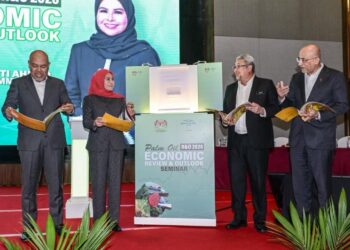 NORAINI Ahmad (dua kiri) bersama Pengerusi Lembaga Minyak Malaysia, Datuk Mohamad Helmy Othman ( kiri) dan Ahmad Parveez (kanan) ketika melancarkan buku The Red Palm Oil Biscuit Story pada majlis perasmian Palm Oil Economic Review and Outlook Seminar (R&O) 2026 di Kuala Lumpur, semalam. - UTUSAN/SYAKIR RADIN