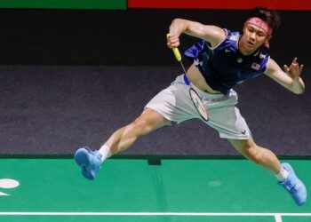 AKSI Lee Zii Jia ketika menentang pemain perseorangan India, Ayush Shetty ke-32 dunia 21-12, 21-17 dalam masa 39 minit di Axiata Arena, semalam. - SHIDDIEQIIN ZON