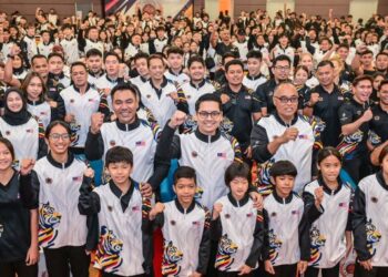 Menteri Belia dan Sukan, Dr. Mohammed Taufiq Johari bergambar bersama atlet pada Majlis Amanat Yang Berhormat Menteri Belia dan Sukan Tahun 2026 di Majlis Sukan Negara, Bukit Jalil, semalam. Di sebelah beliau Jefri Ngadirin. - UTUSAN/SYAKIR RADIN