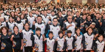 Menteri Belia dan Sukan, Dr. Mohammed Taufiq Johari bergambar bersama atlet pada Majlis Amanat Yang Berhormat Menteri Belia dan Sukan Tahun 2026 di Majlis Sukan Negara, Bukit Jalil, semalam. Di sebelah beliau Jefri Ngadirin. - UTUSAN/SYAKIR RADIN