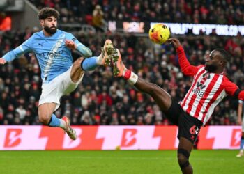 Pemain pertahanan Manchester City, Josko Gvardiol (tengah) bertarung berebut bola dengan pertahanan Sunderland, Lutsharel Geertruida dalam aksi Liga Perdana Inggeris di Stadium of Light, semalam. - AFP