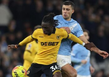 Pemain tengah Manchester City, Rodri (kanan) bersaing dengan penyerang Wolverhampton Wanderers, Mateus Mane dalam saingan Liga Perdana Inggeris di Stadium Etihad, Manchester, semalam. - AFP