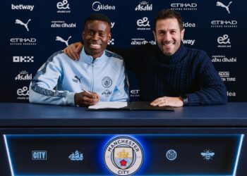 MARC Guehi (kiri) bersama pengarah bola sepak Manchester City, Hugo Viana selepas menandatangani kontrak di Etihad malam ini. – IHSAN FB MANCHESTER CITY