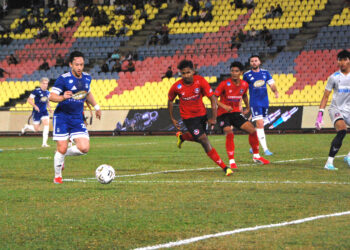 PENYERANG Sabah FC, Darren Lok melakukan rembatan ke gawang Melaka FC pada aksi pertama pusingan 16 Piala Malaysia di Stadium Hang Jebat, malam tadi.-UTUSAN/AMRAN MULUP
