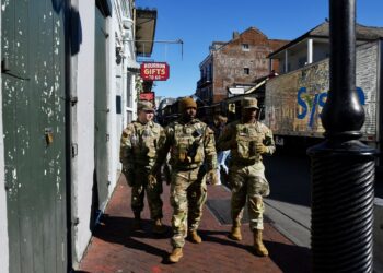 ANGGOTA Pengawal Kebangsaan meronda pada malam Tahun Baharu bagi memperketatkan keselamatan di sekitar kawasan bersejarah di New Orleans.-AFP
