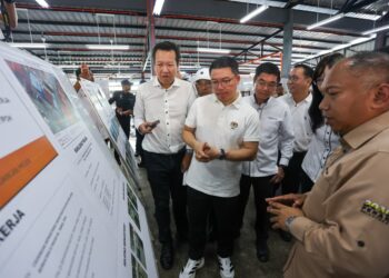 NGA Kor Ming (tengah) ketika melawat Pasar Awam Kampung Tawas di Ipoh hari ini. - UTUSAN/MUHAMAD NAZREEN SYAH MUSTHAFA