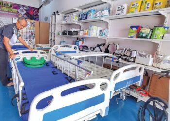 SYED Shukri Nizam memberikan fokus kepada misi kemanusiaan sejak 12 tahun lalu selepas berhenti kerja dalam bidang teknologi maklumat untuk berbakti kepada masyarakat. - UTUSAN/MOHD. SHAHJEHAN MAAMIN