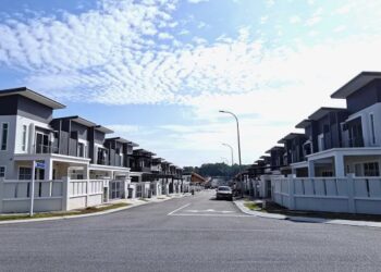 BUAT penilaian bajet rumah yang bersesuaian dengan pendapatan.