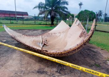 OBJEK tidak dikenal pasti yang disyaki serpihan jatuh dari angkasa ditemukan di Pantai Nenasi, Pekan, Pahang menimbulkan tanda tanya dalam kalangan penduduk setempat.